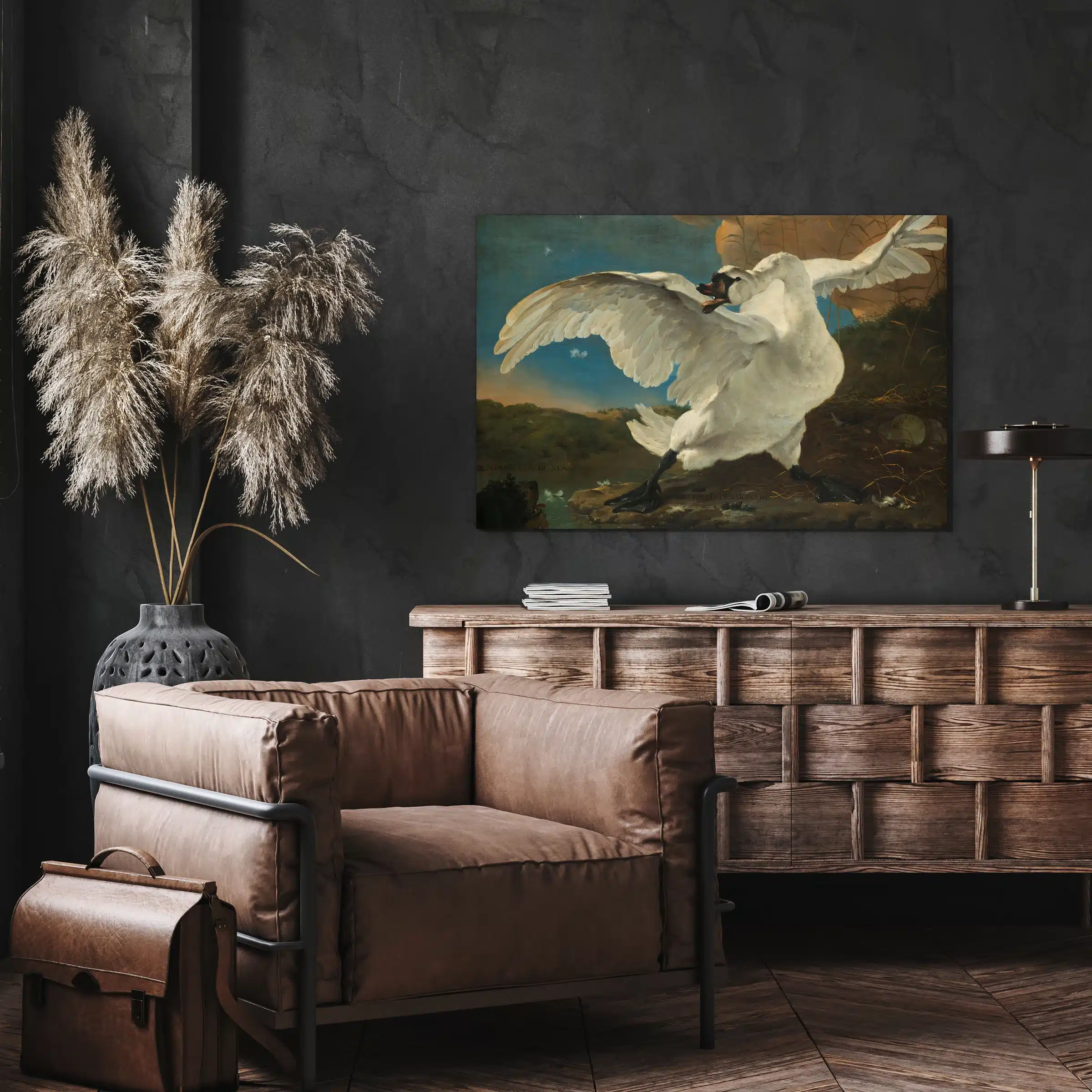 De Bedreigde Zwaan van Jan Asselijn aan een donkere muur boven een houten dressoir en een leren fauteuil