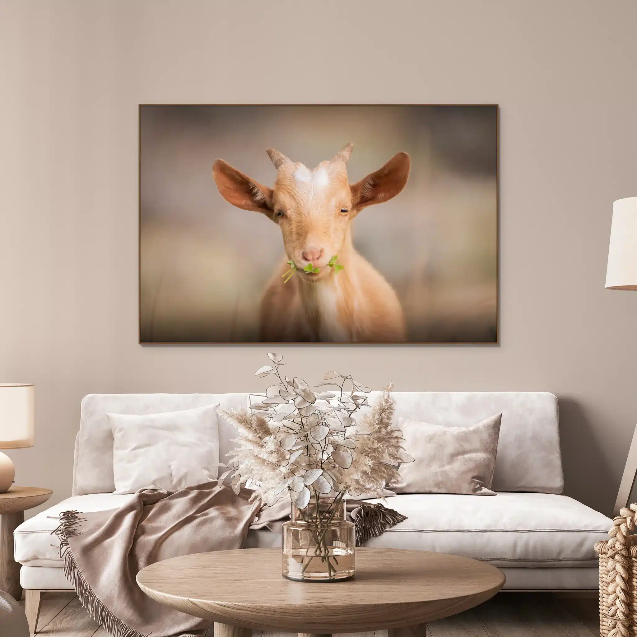 Geit wanddecoratie met houten frame boven de bank: De gelukkige geit
