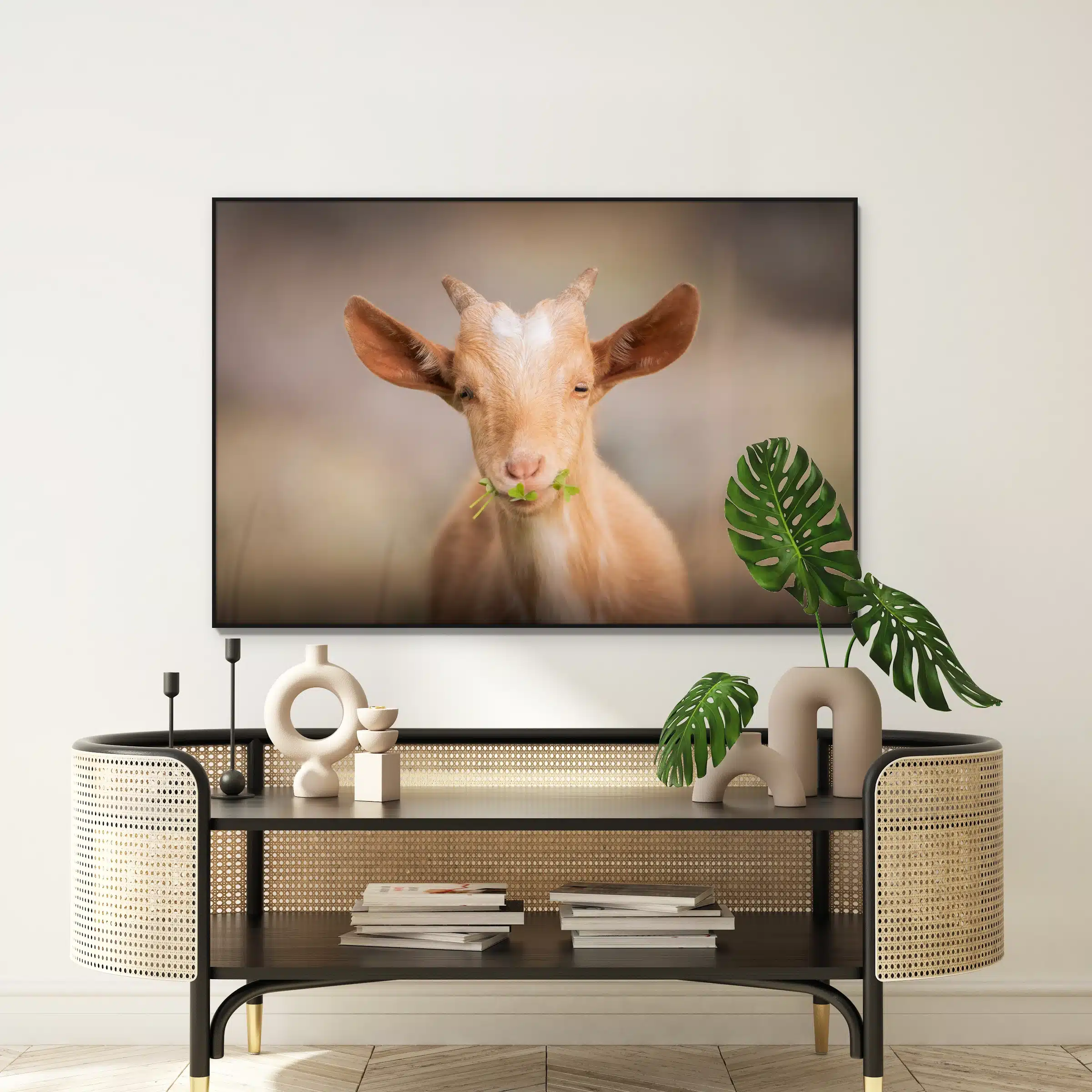 De gelukkige geit als artframe met slank zwart frame aan de muur