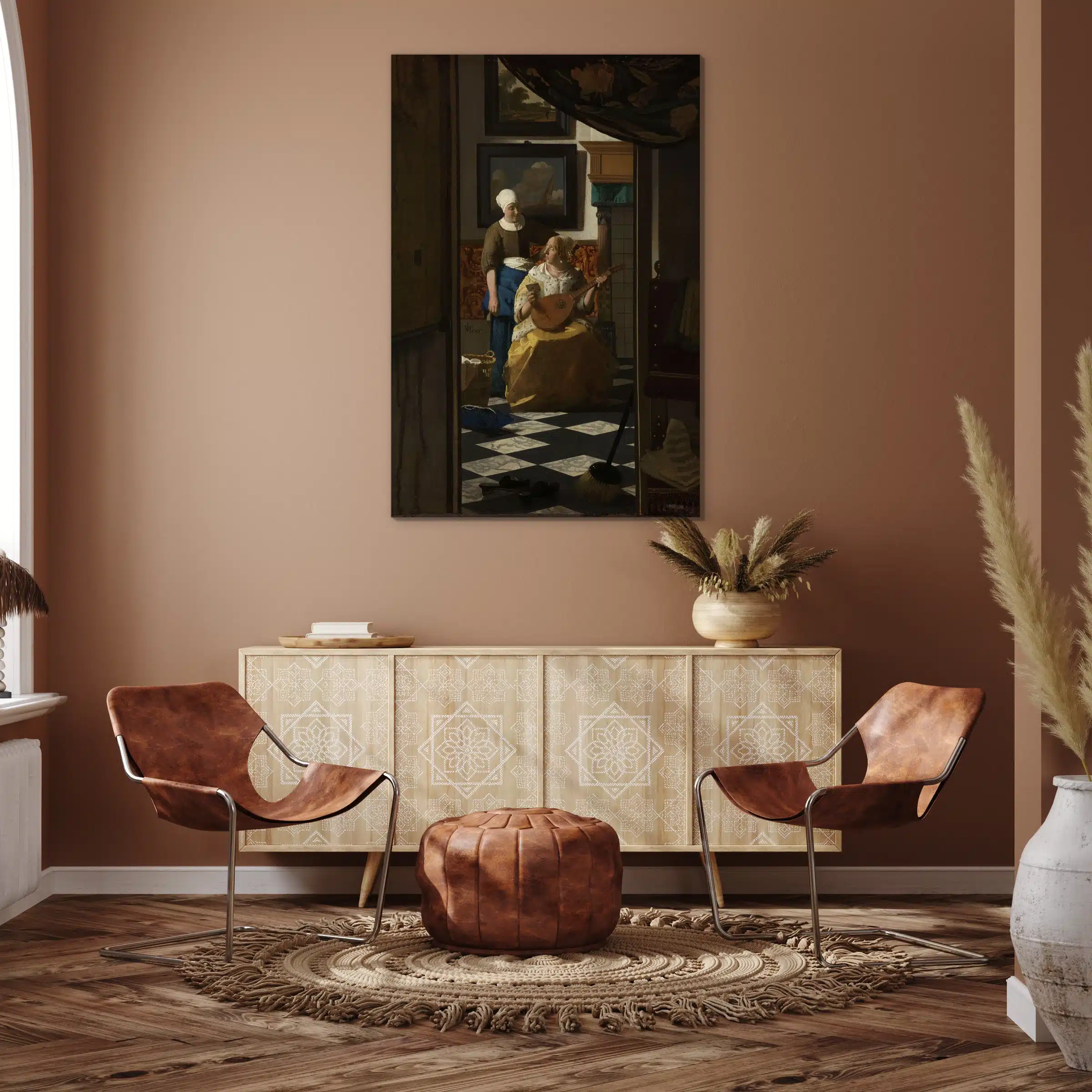 De liefdesbrief van Vermeer aan een terracotta muur boven een licht houten dressoir met leren stoelen