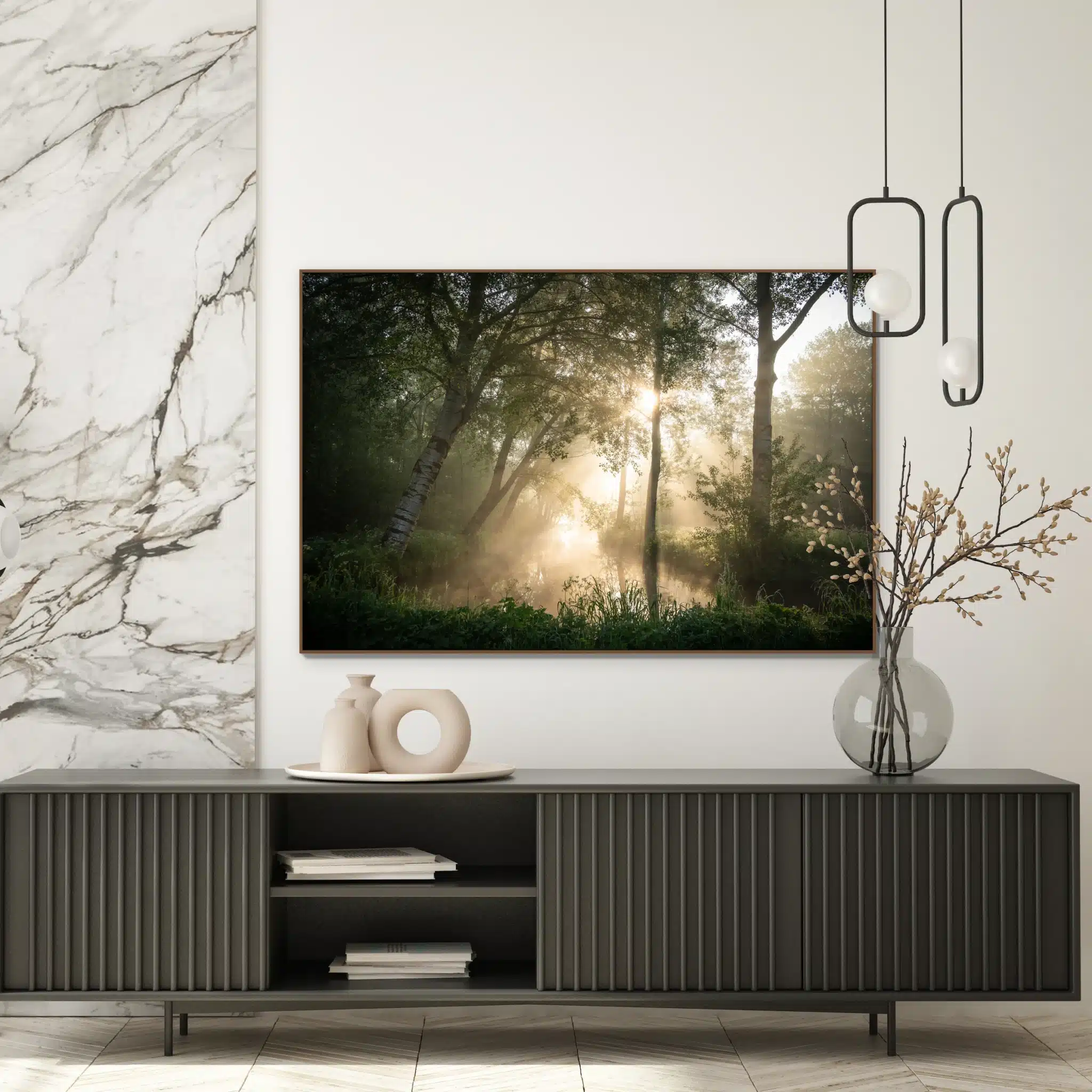 Bomen wanddecoratie met houten frame boven een lowboard: De magie van de vroege morgen