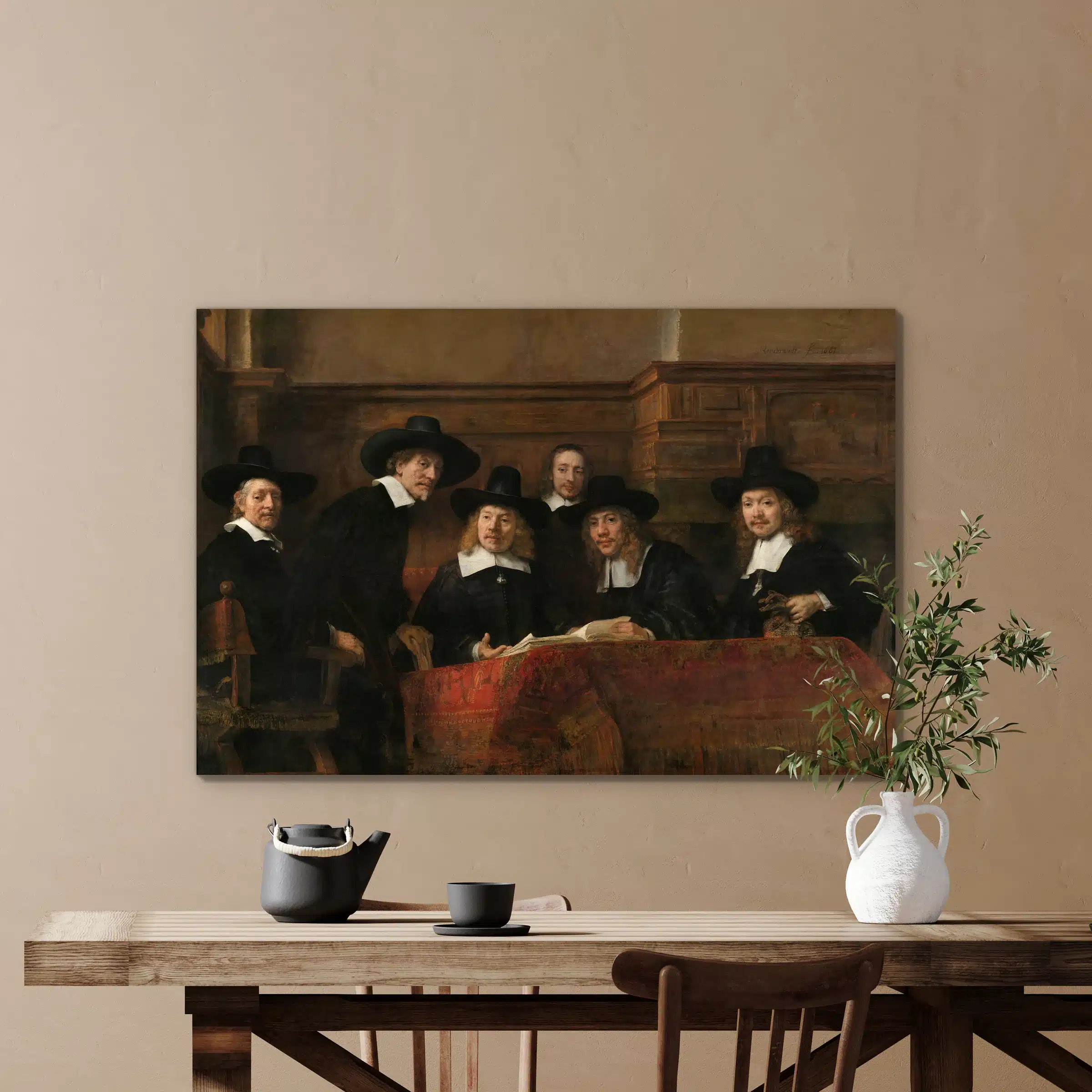 De Staalmeesters van Rembrandt boven een houten eettafel met een olijftak in een witte kruik