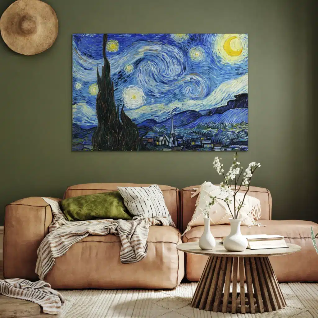 De Sterrennacht van Van Gogh aan een olijfgroene muur boven een cognac leren bank
