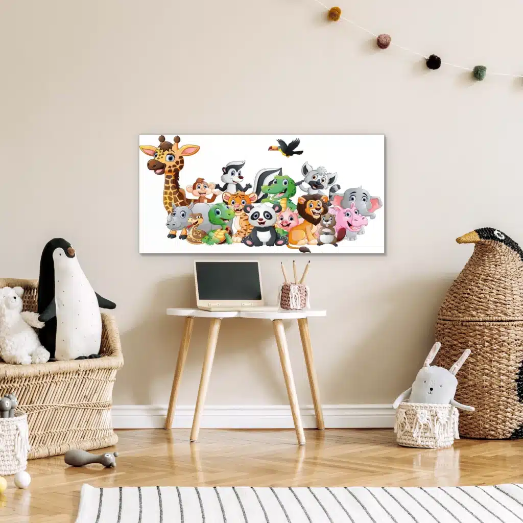 Dierenvrienden in een kinderkamer boven een kinderbureautje naast een knuffelpinguin