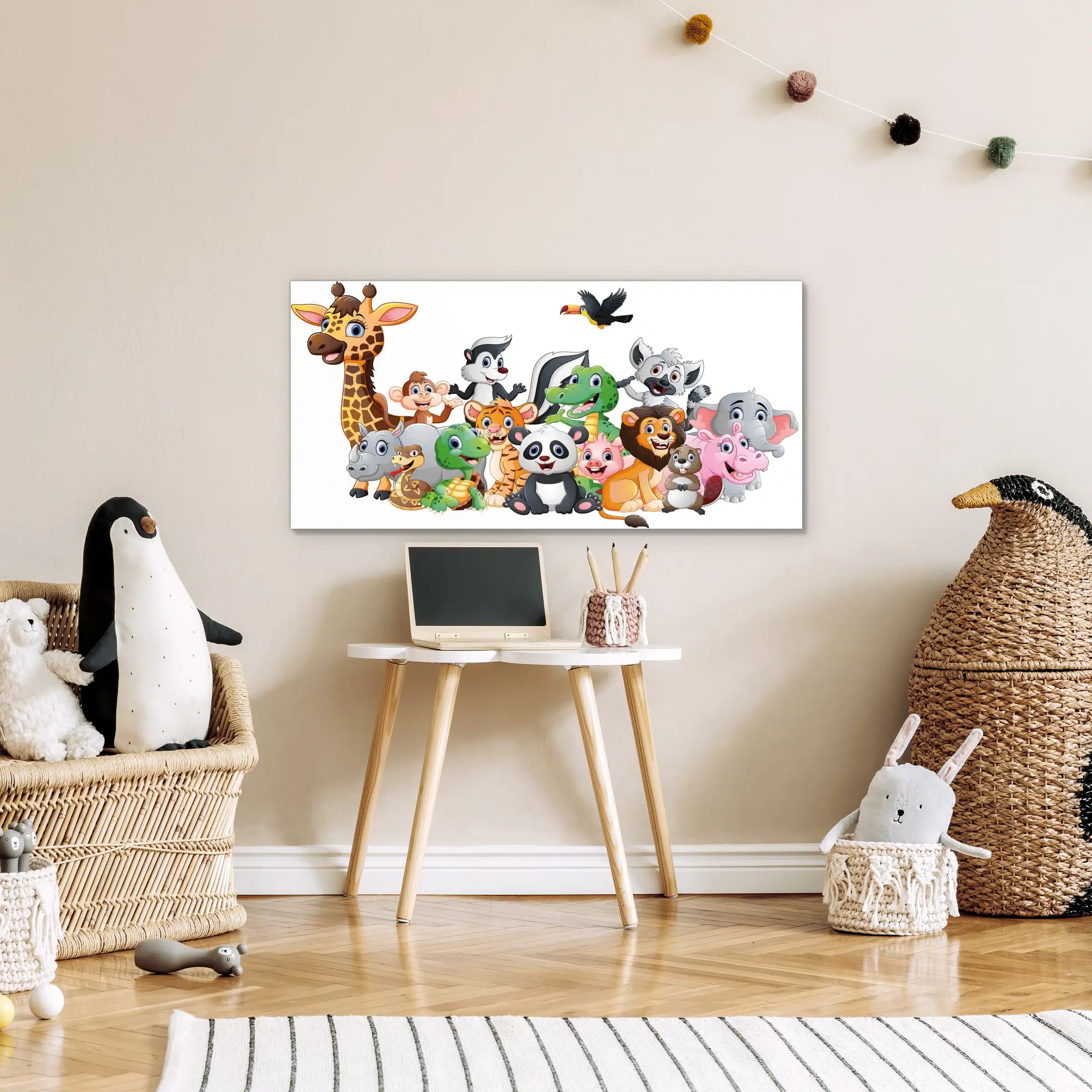 Dierenvrienden in een kinderkamer boven een kinderbureautje naast een knuffelpinguin