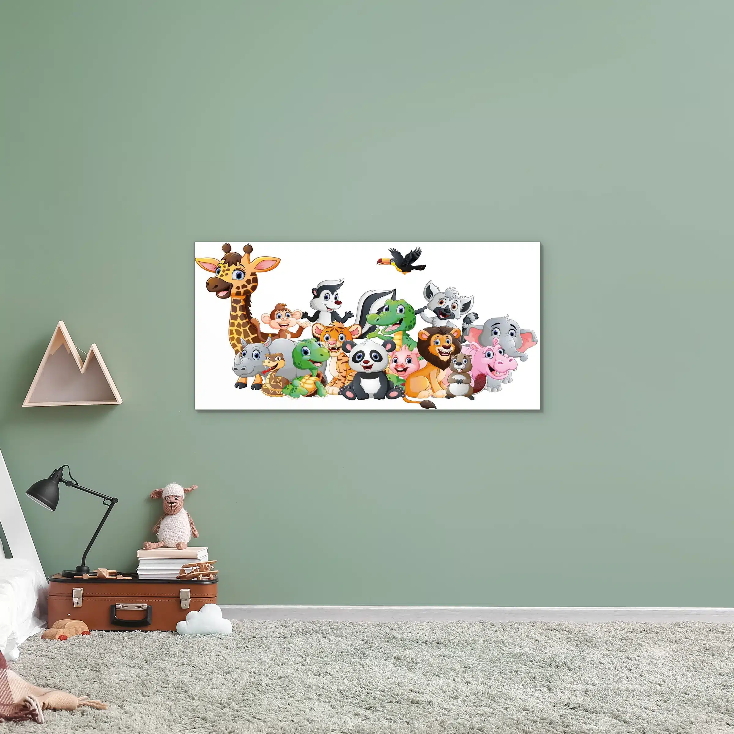 Dierenvrienden aan een saliegroene muur in een kinderkamer met een bureaulamp en koffertje