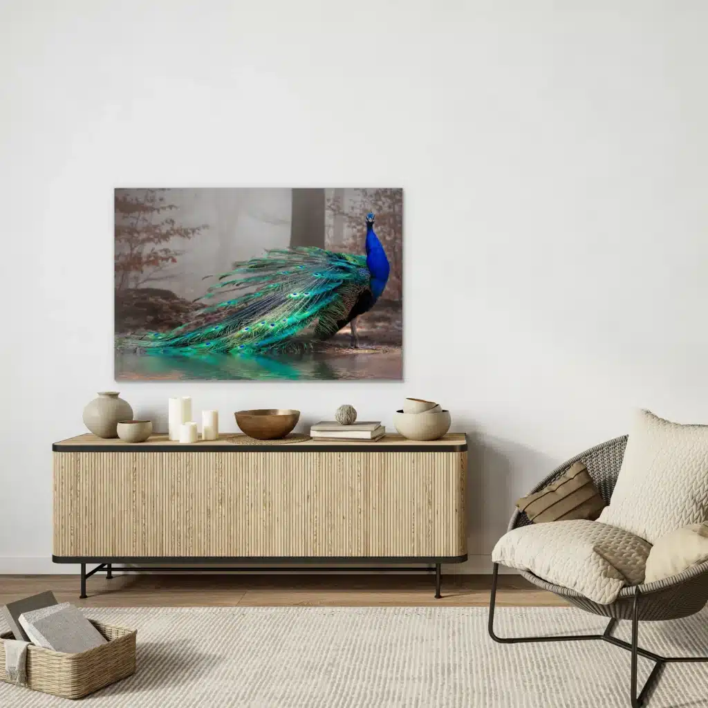 Elegante pauw boven een licht houten lamellen dressoir tegen een witte muur
