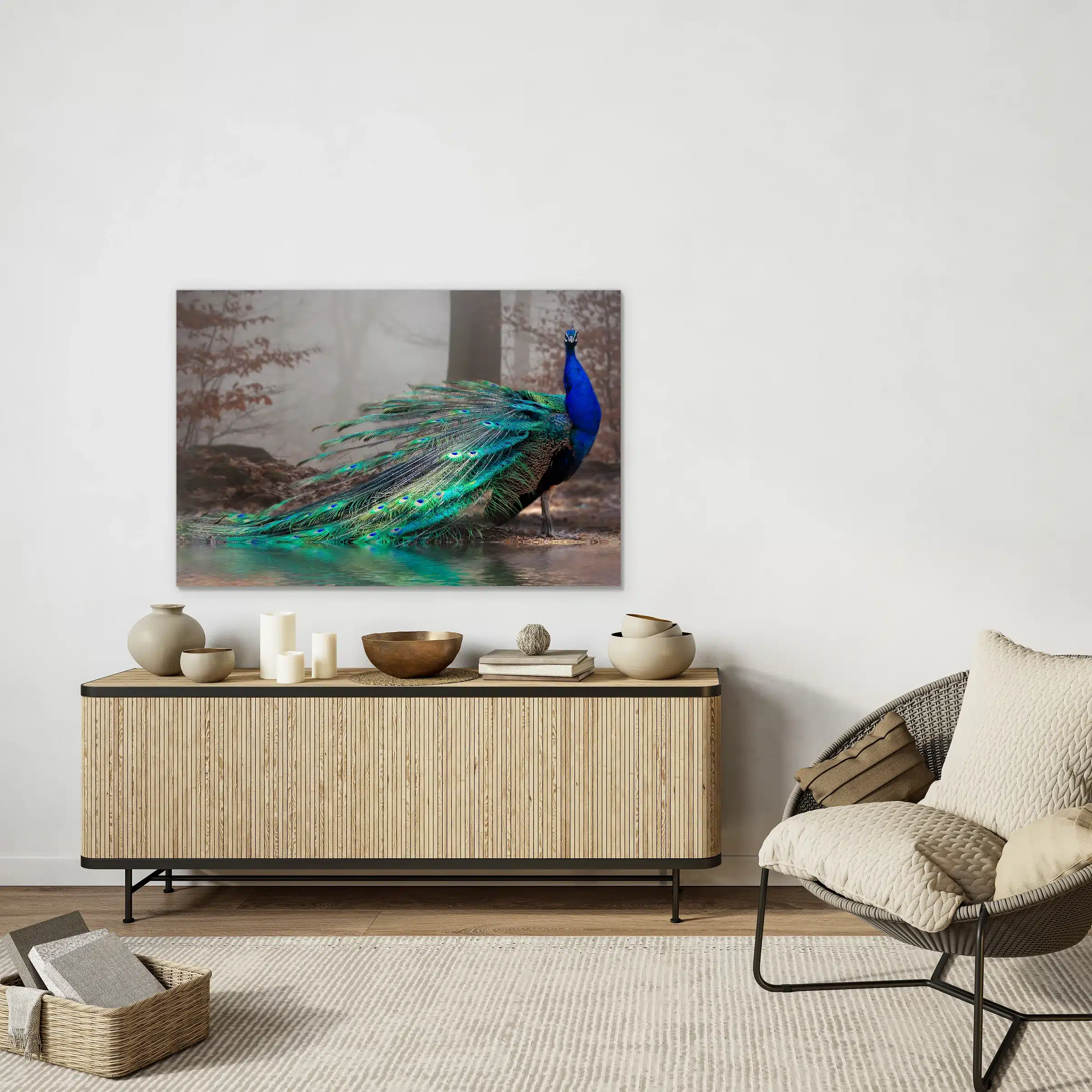 Elegante pauw boven een licht houten lamellen dressoir tegen een witte muur