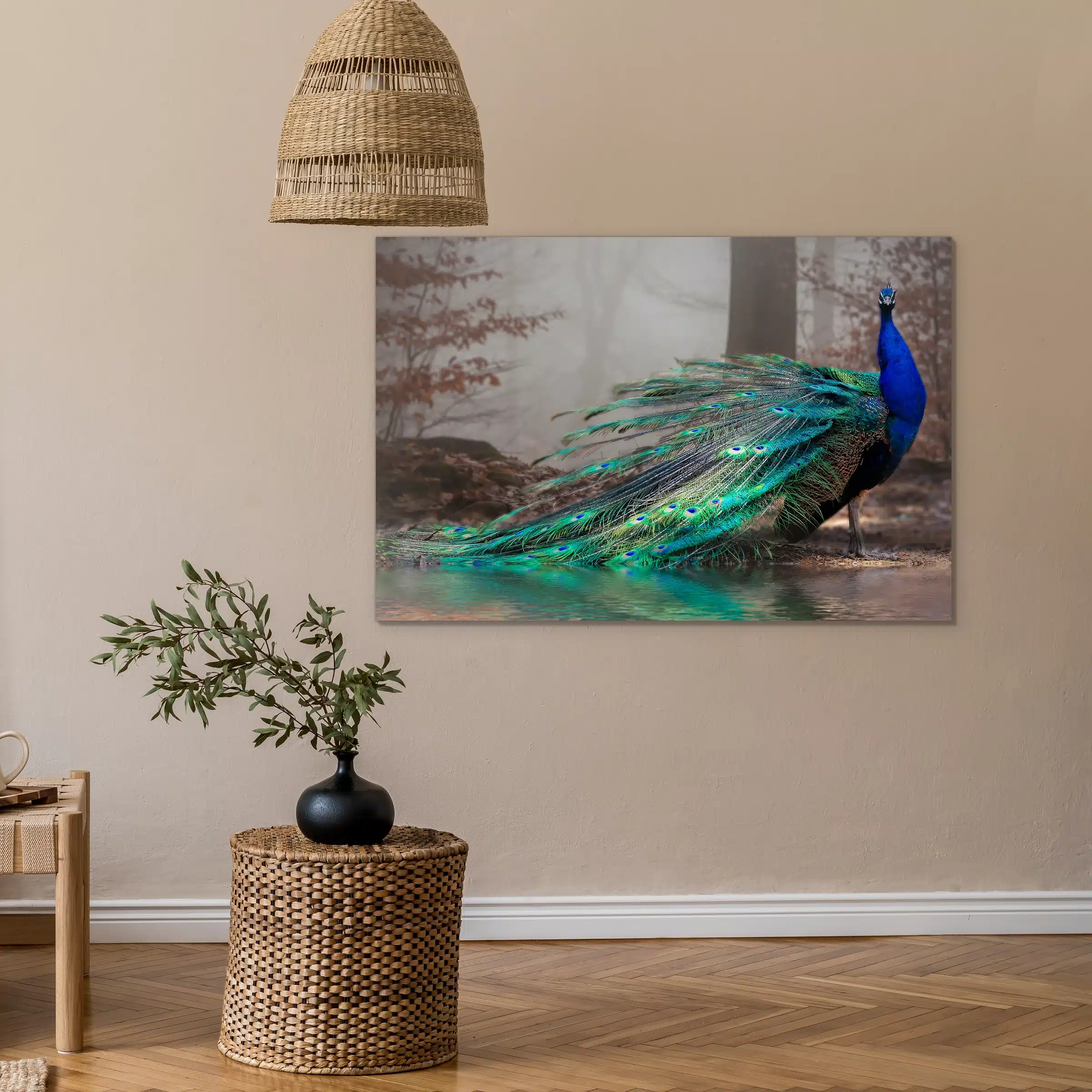 Elegante pauw aan een zandkleurige muur onder een rieten hanglamp