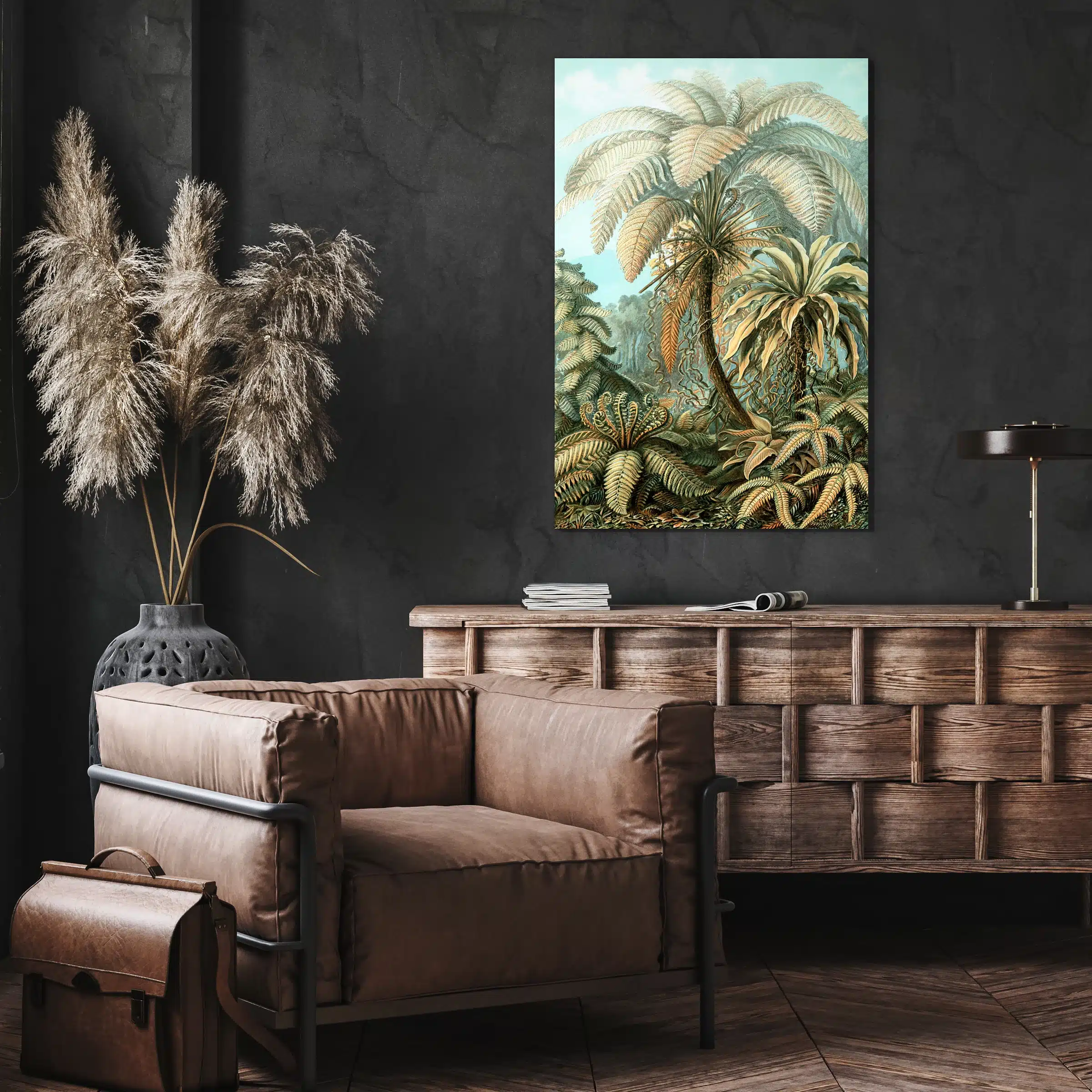 Filicinae in kleur van Ernst Haeckel aan een donkere muur boven een houten dressoir en een leren fauteuil