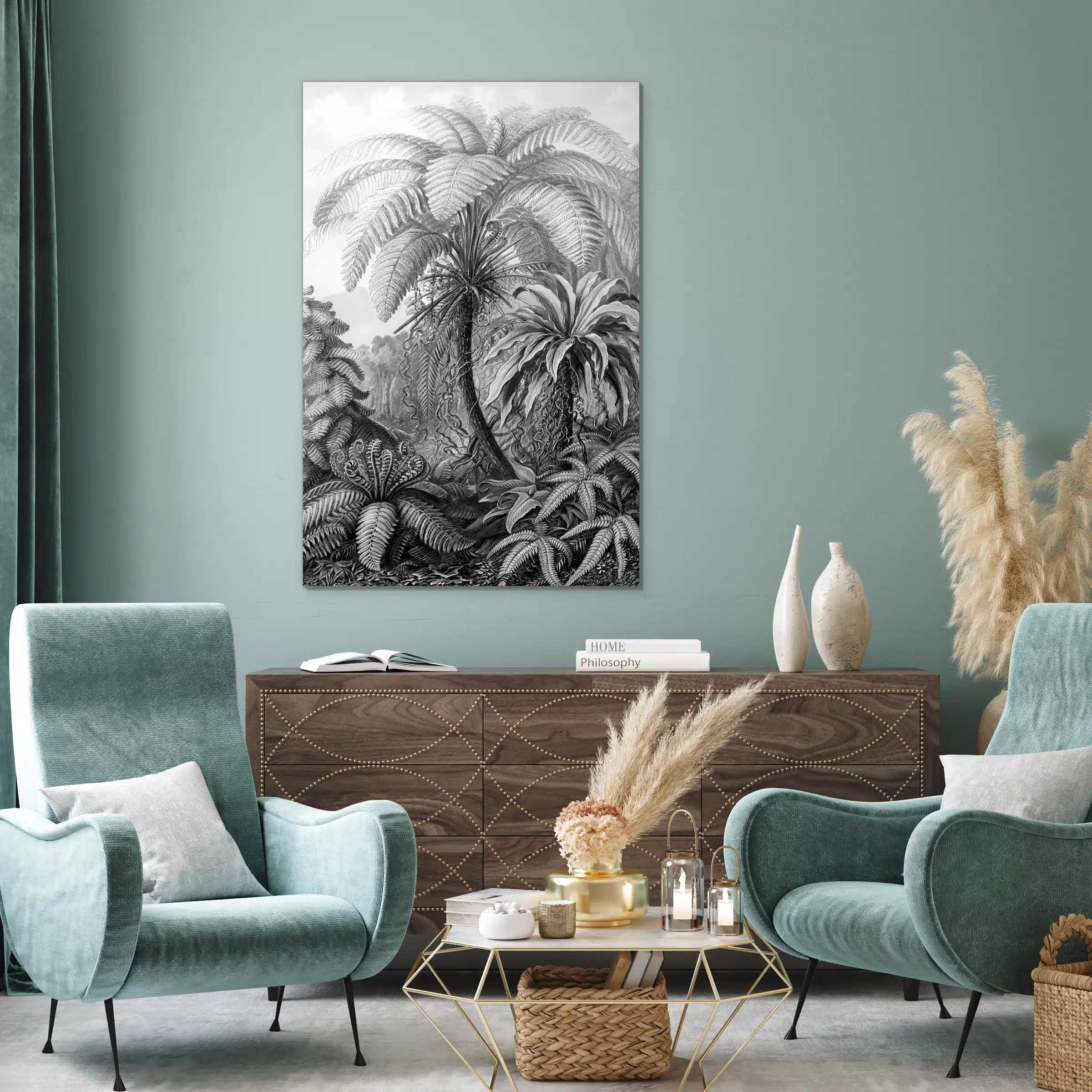 Filicinae zwart wit aan een lichtgroene muur boven een notenhouten dressoir tussen twee fauteuils