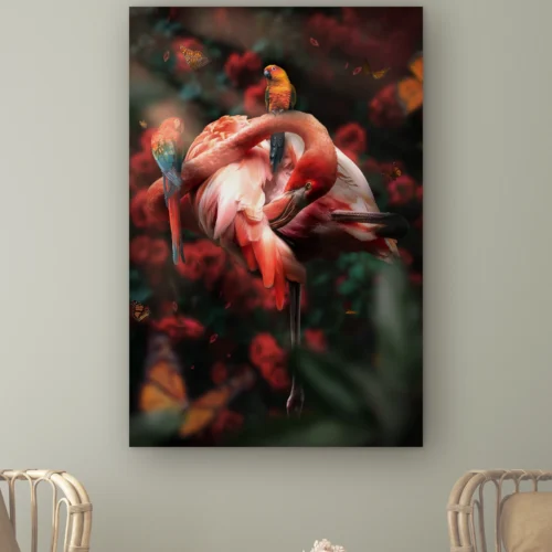 Flamingo met rozen aan de muur boven twee rotan stoelen