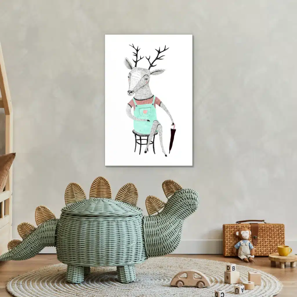 Geschilderd hert in een kinderkamer boven een rieten dinomand en houten speelgoed