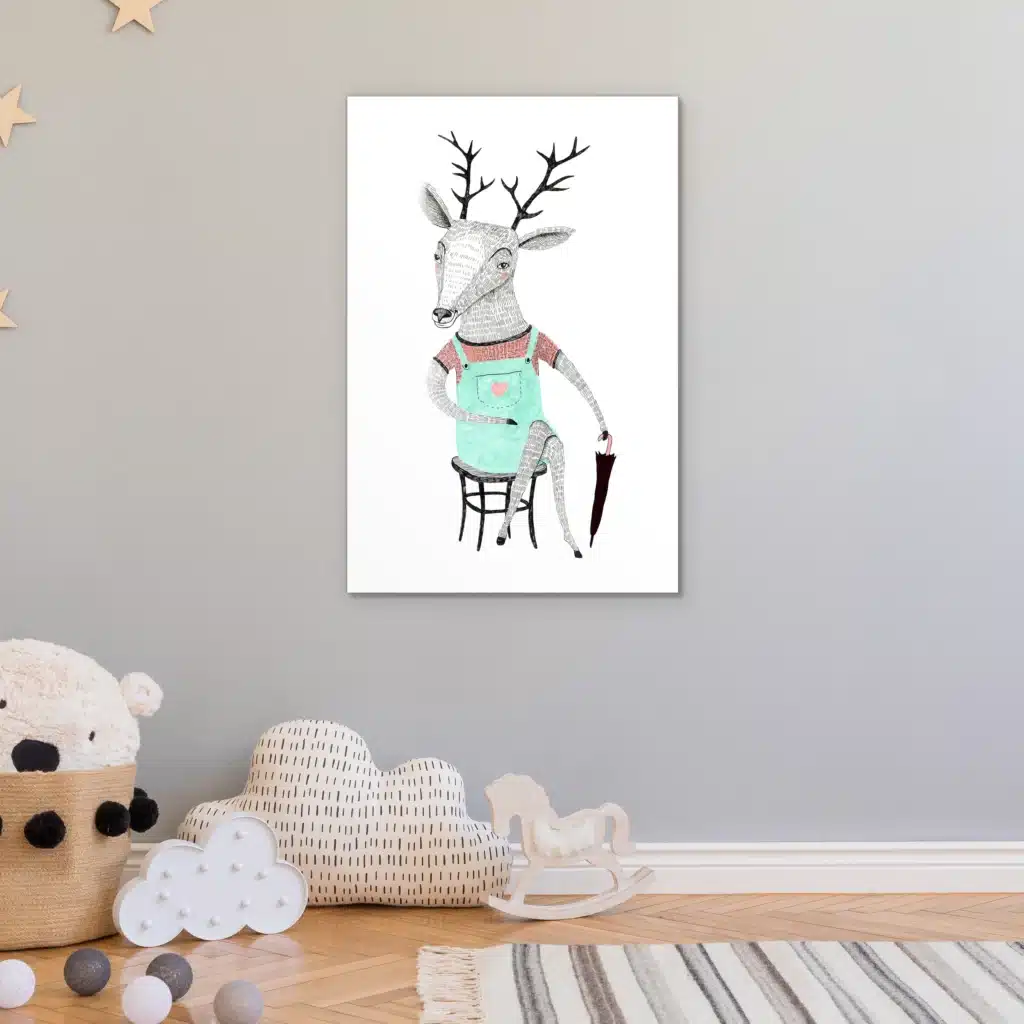 Geschilderd hert in een kinderkamer aan een grijze muur met houten sterren en knuffels
