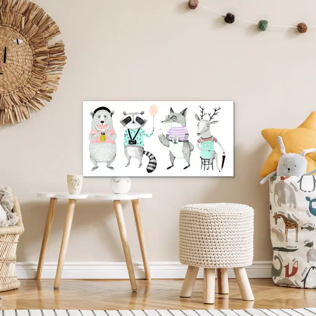 Geschilderde dieren in een kinderkamer boven een wit tafeltje en een gebreid krukje
