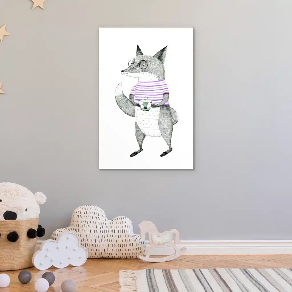 Geschilderde vos aan een grijze muur met houten sterren boven knuffels en een wolkenlampje