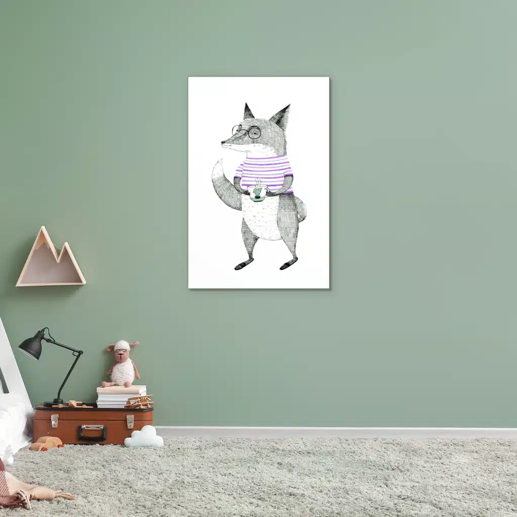 Geschilderde vos met bril in een kinderkamer aan een saliegroene muur boven een koffertje en knuffels