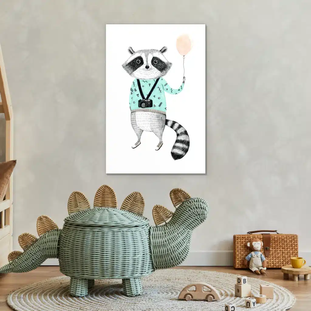 Geschilderde wasbeer in een kinderkamer boven een rieten dino