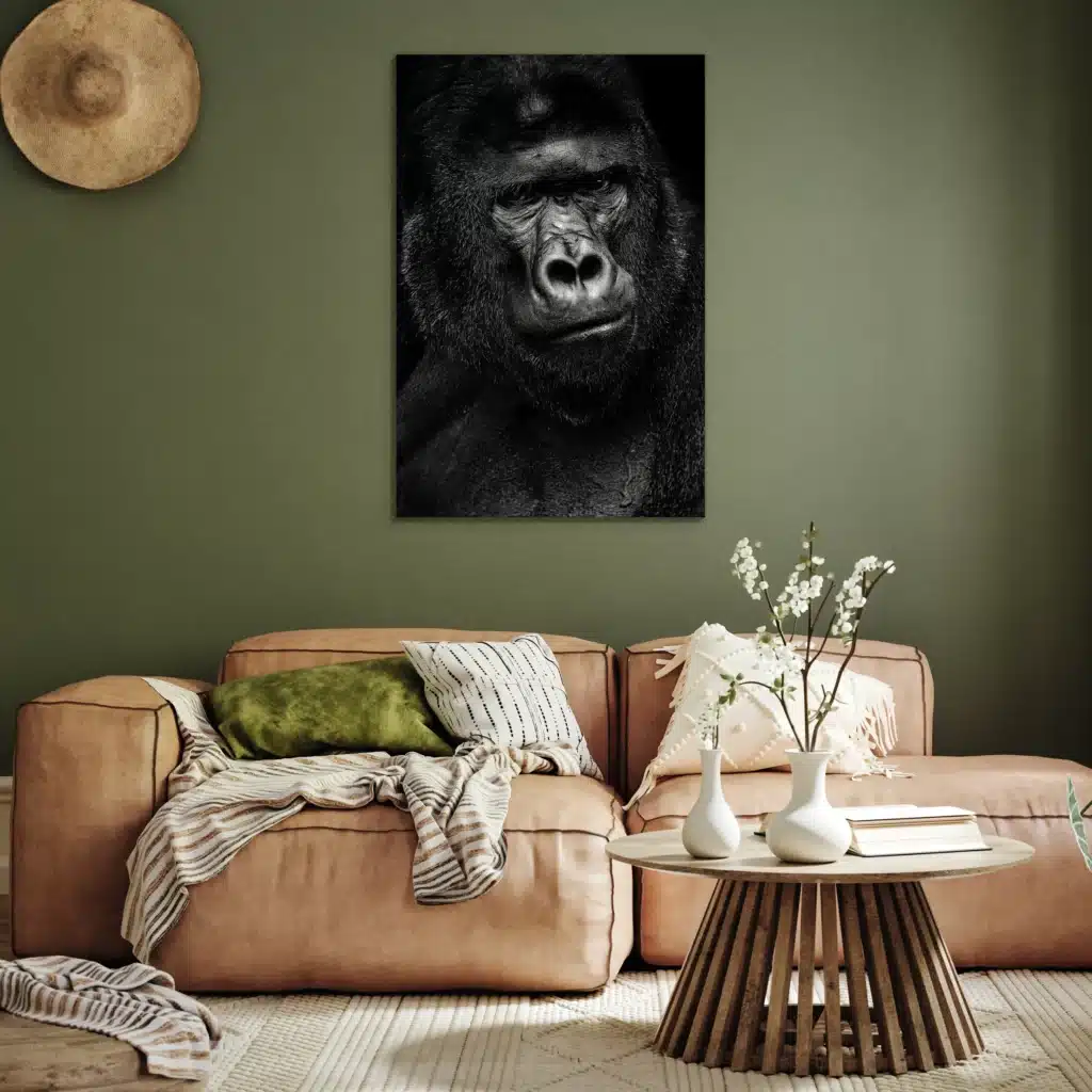 Gorilla portret aan een olijfgroene muur boven een cognac leren bank