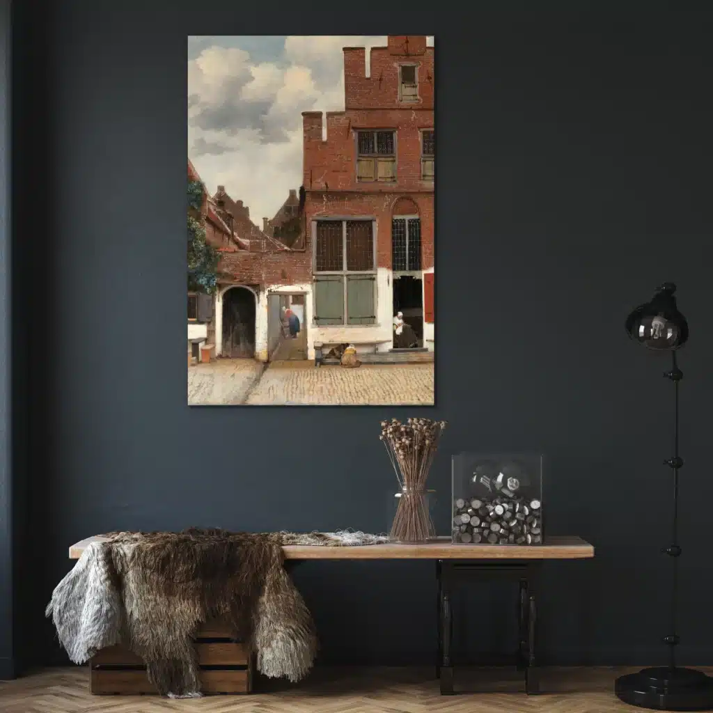 Het Straatje van Vermeer aan een donkerblauwe muur boven een houten wandtafel met een vachtje