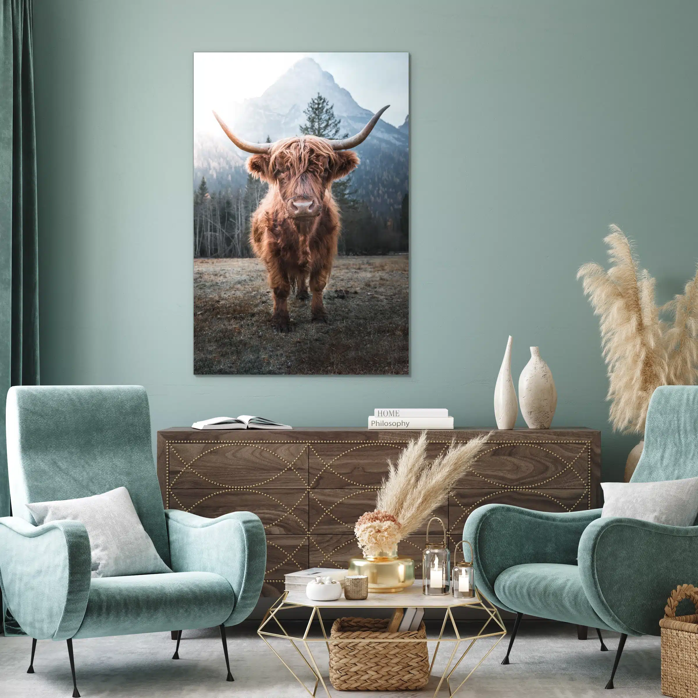 Hooglander boven een notenhouten dressoir tussen twee mintgroene fauteuils