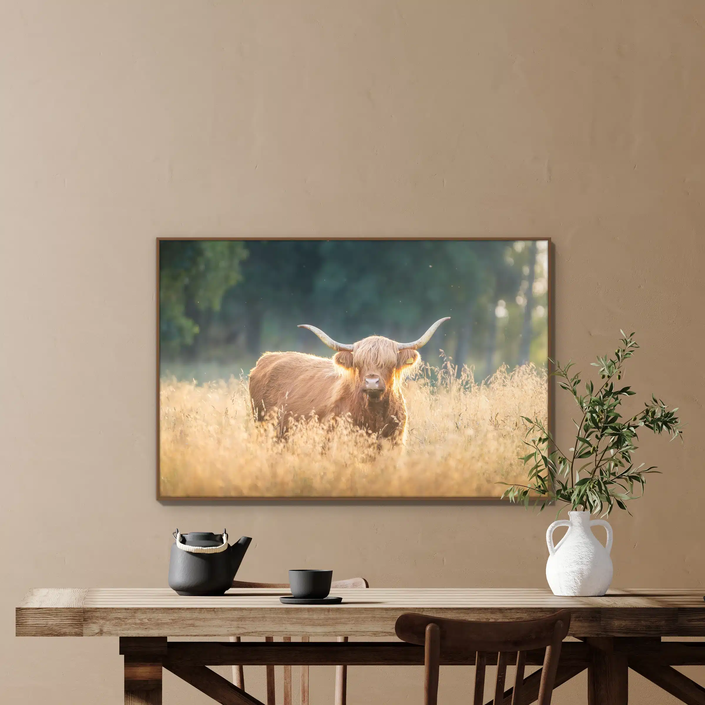 Hooglander in het gouden avondlicht als artframe met houten frame aan de muur