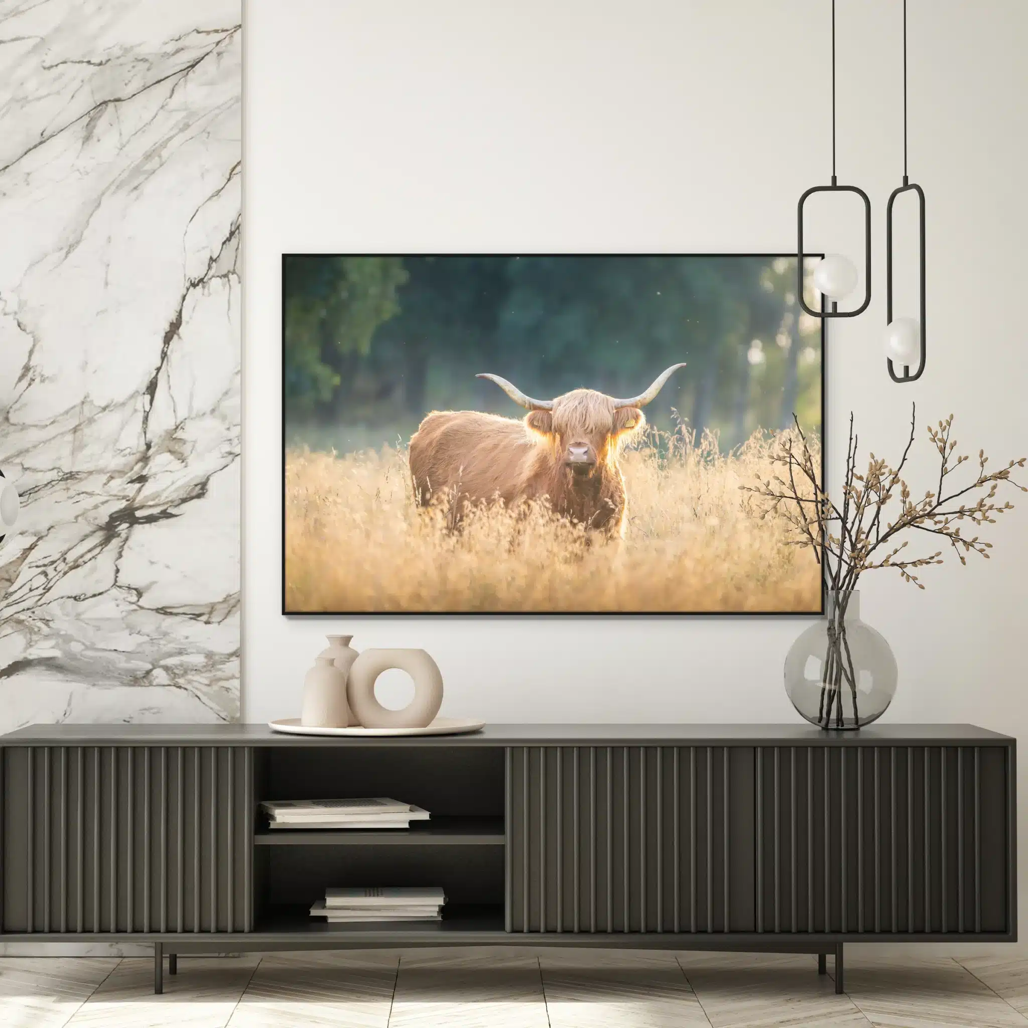 Hooglander in het gouden avondlicht als artframe met slank zwart frame aan de muur