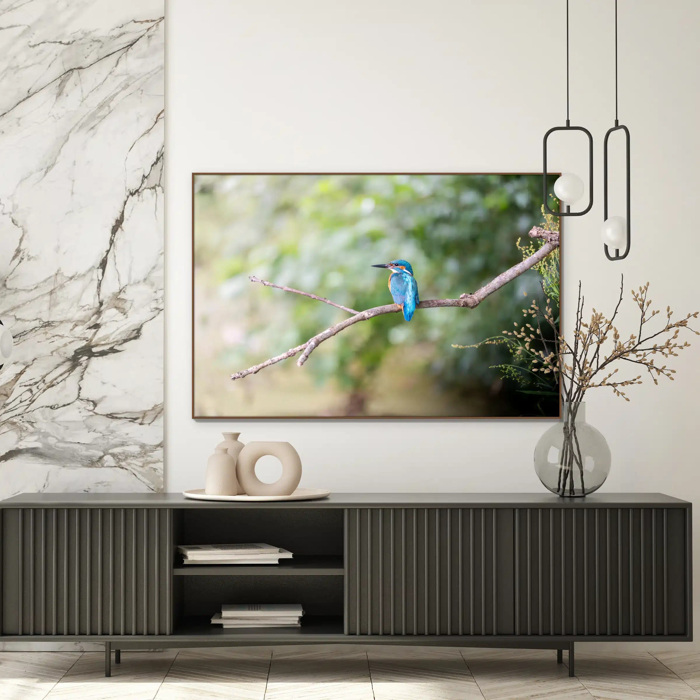IJsvogel, de blauwe flits als artframe met houten frame aan de muur