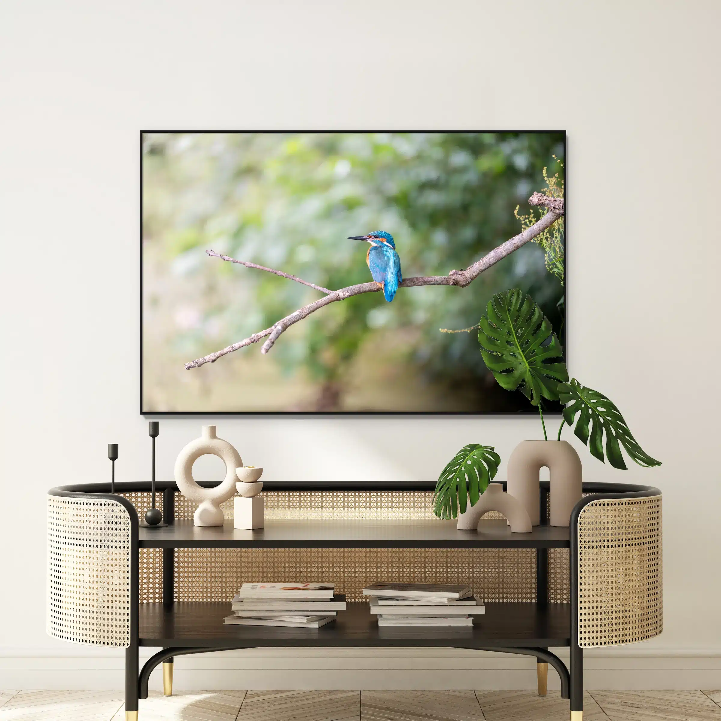 IJsvogel, de blauwe flits als artframe met slank zwart frame aan de muur