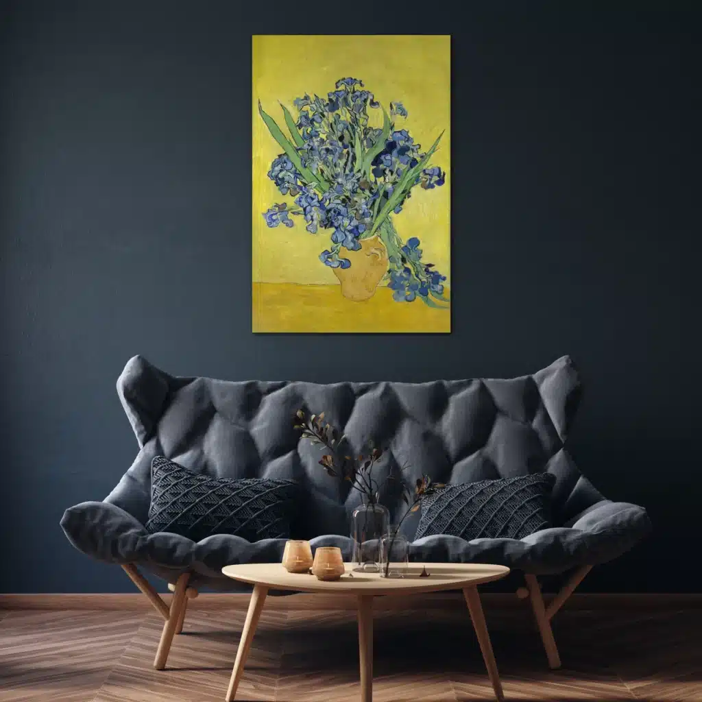 Irissen - Vincent van Gogh aan een donkerblauwe muur boven een grijze gecapitonneerde bank