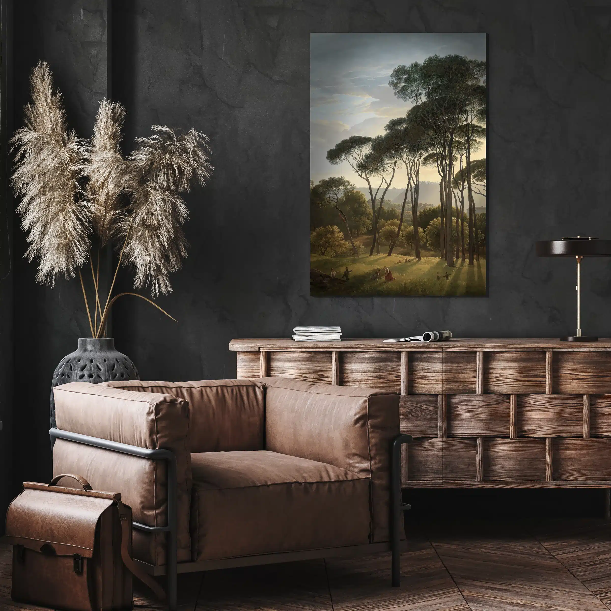 Italiaans landschap met parasoldennen aan een donkere muur boven een houten dressoir en een leren fauteuil