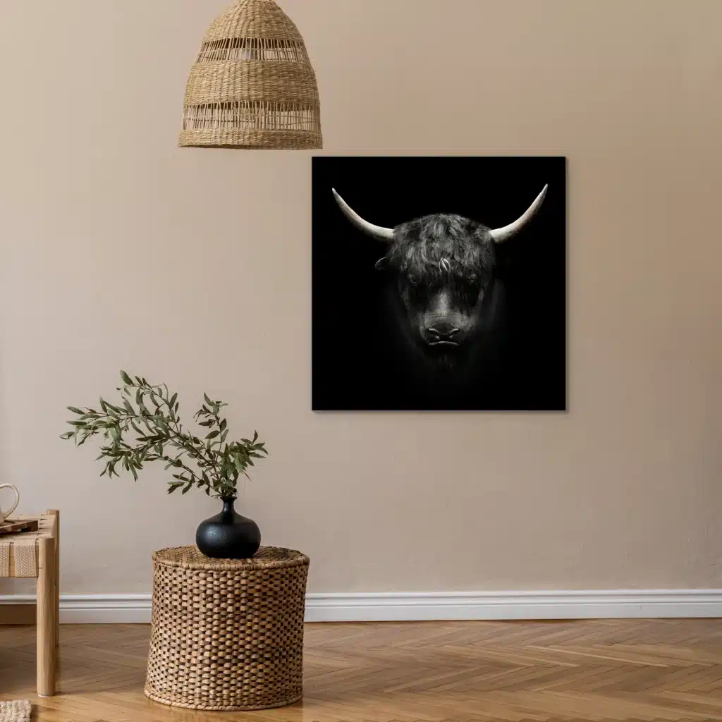 Jak aan een beige muur onder een rieten hanglamp, met een rieten bijzettafel