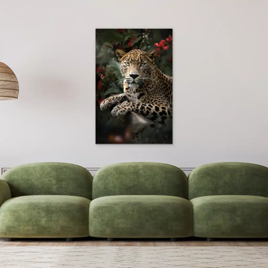 Jungle luipaard boven een saliegroene bank aan een lichte muur met lambrisering
