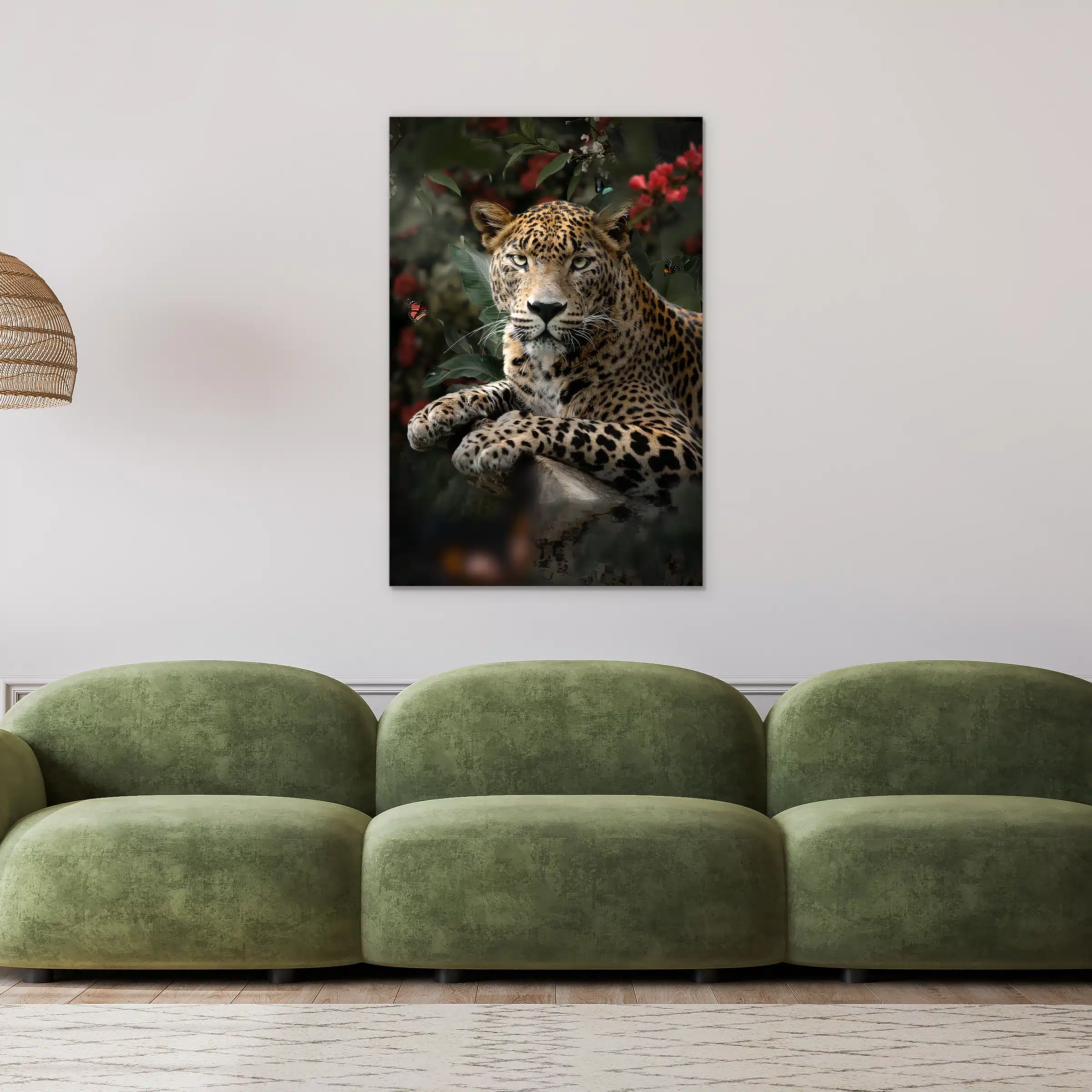 Jungle luipaard boven een saliegroene bank aan een lichte muur met lambrisering