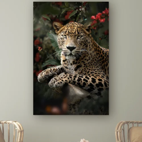 Jungle luipaard aan de muur boven twee rotan stoelen