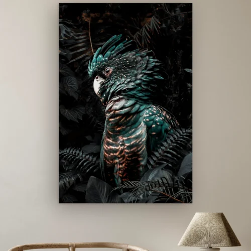 Jungle kaketoe aan de muur boven een rotan stoel en een tafellamp