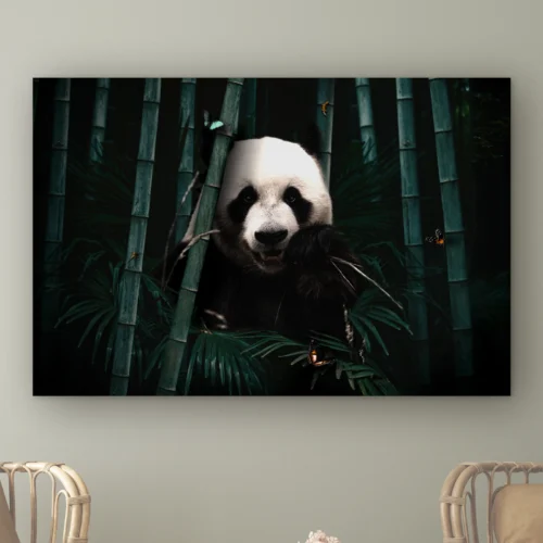 Jungle panda aan de muur boven twee rotan stoelen