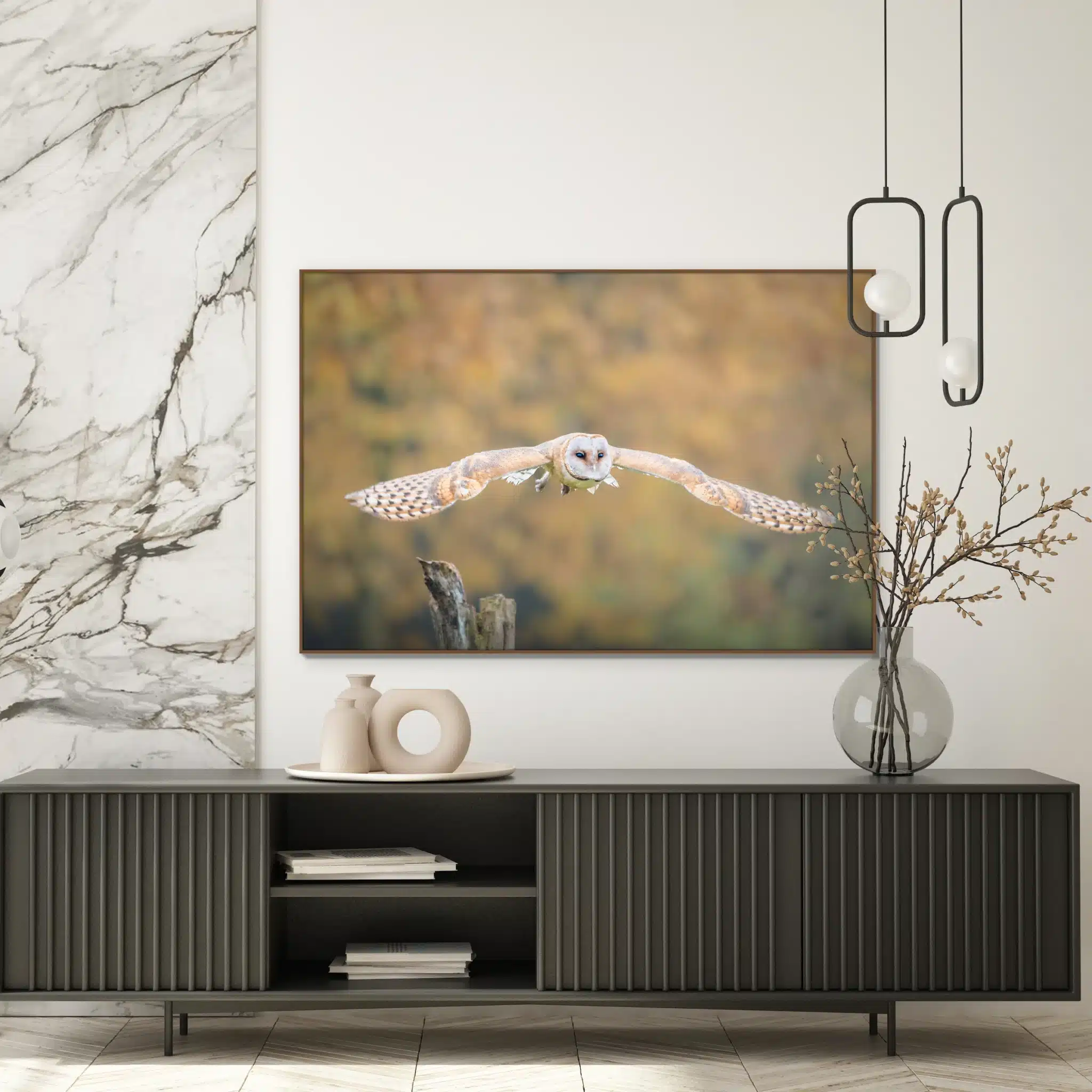 Uil wanddecoratie met houten frame boven een lowboard: Kerkuil in stille vlucht