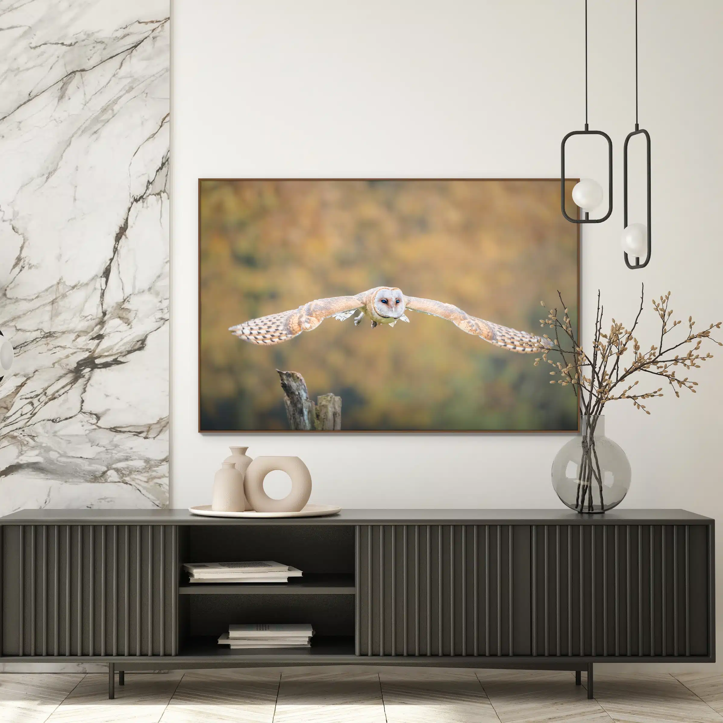 Kerkuil in stille vlucht als artframe met houten frame aan de muur