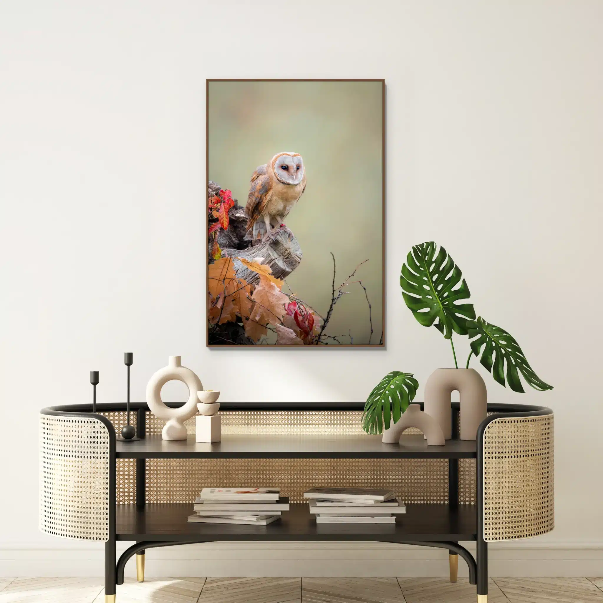 Kerkuil wanddecoratie met houten frame boven een rotan dressoir: Kerkuil op de loer