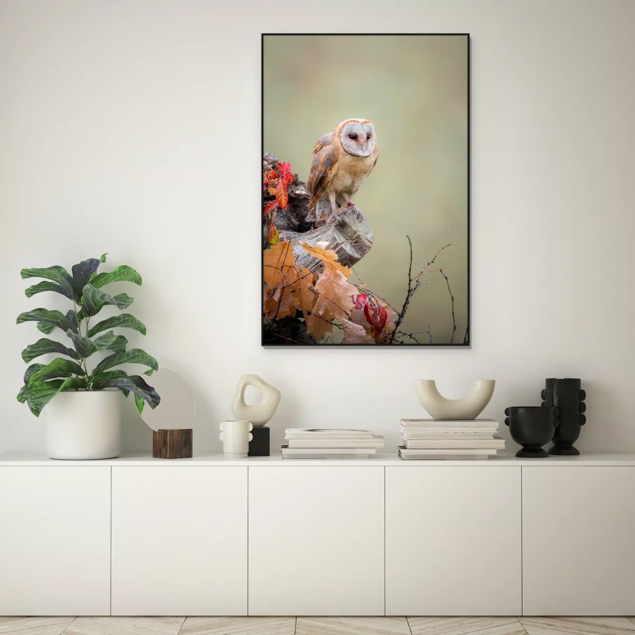 Kerkuil op de loer als artframe met slank zwart frame aan de muur
