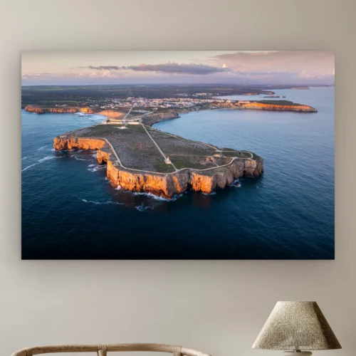 Zee wanddecoratie: de landtong van Sagres met fort en vuurtoren in diepblauwe oceaan bij zonsondergang, als artframe