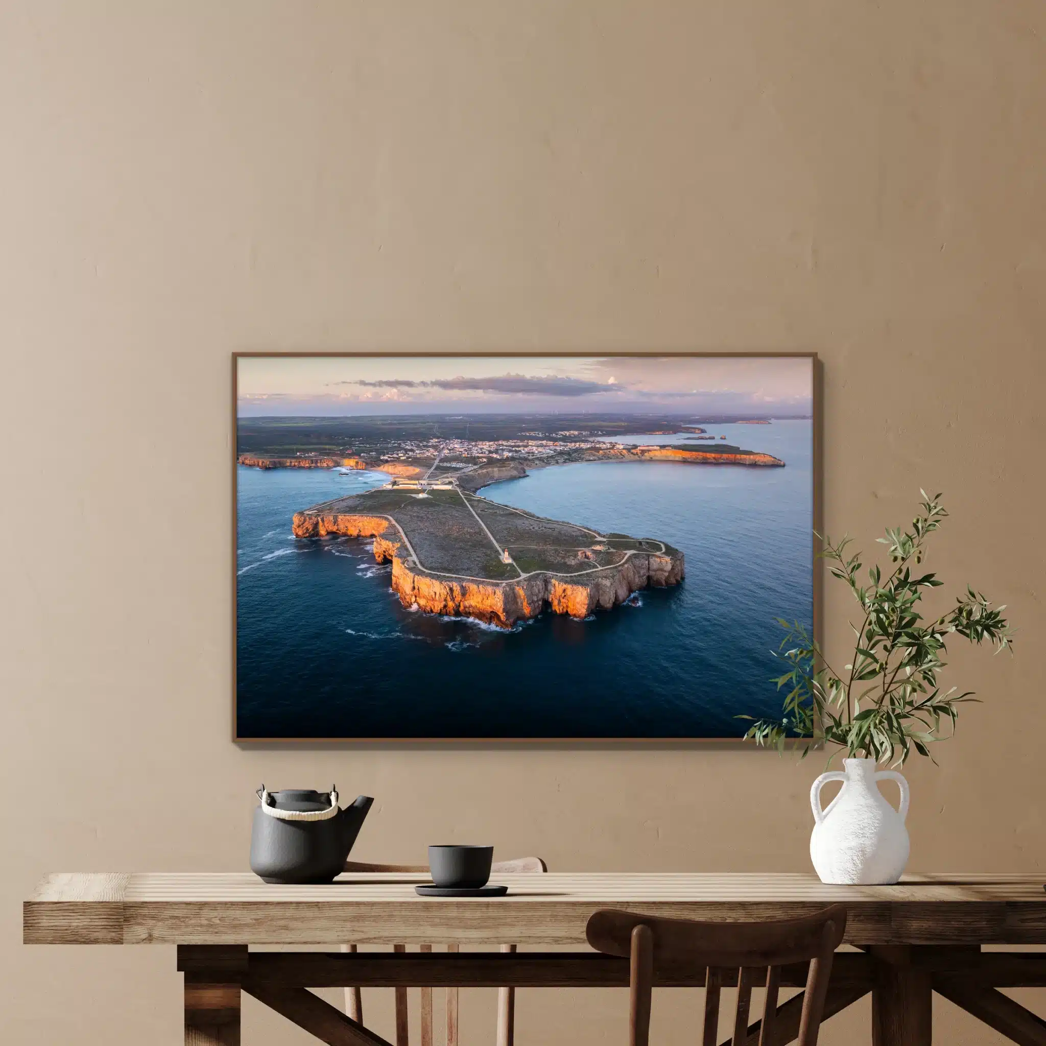 Zee wanddecoratie met houten frame boven een houten tafel: Kliffen aan het einde van Europa