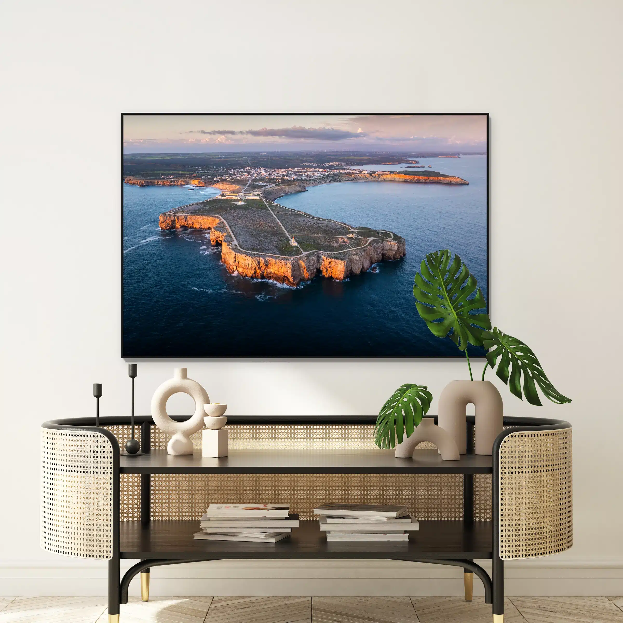 Kliffen aan het einde van Europa als artframe met slank zwart frame aan de muur