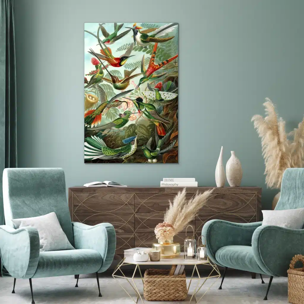 Kolibries van Ernst Haeckel boven een notenhouten dressoir tussen twee lichtgroene fluwelen fauteuils