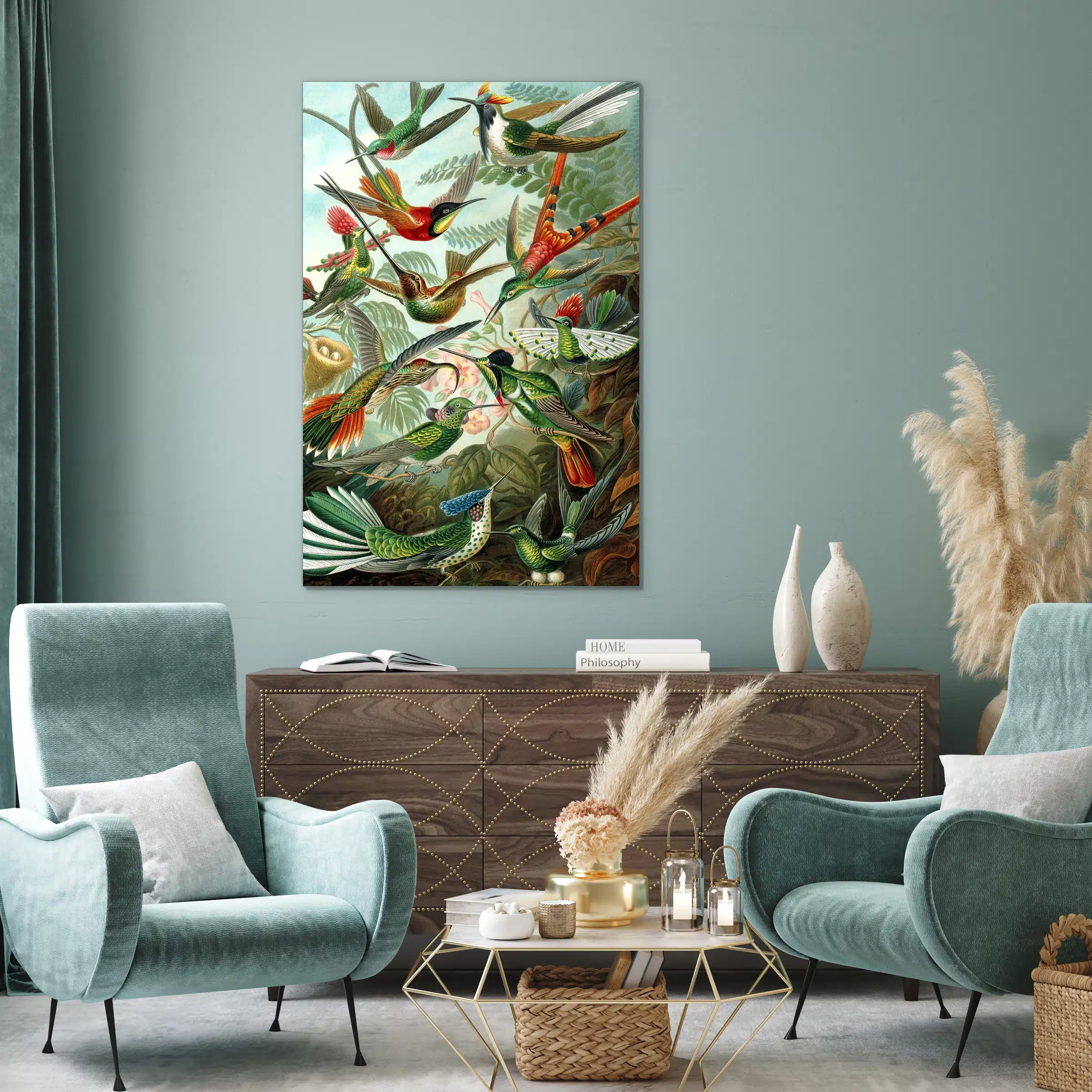 Kolibries van Ernst Haeckel boven een notenhouten dressoir tussen twee lichtgroene fluwelen fauteuils