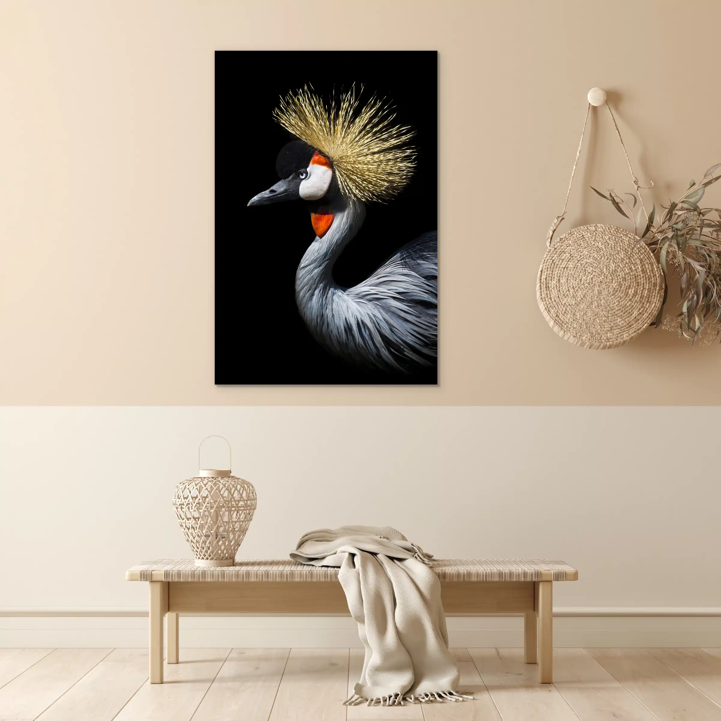 Kraanvogel met kuif aan een beige muur boven een geweven bankje met een rieten lantaarn