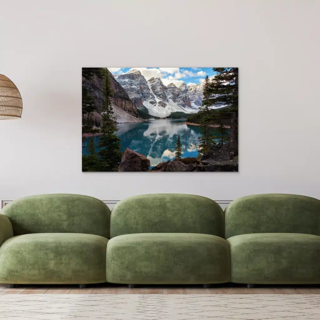 Kristalhelder bergmeer aan een witte muur boven een ronde groene fluwelen bank