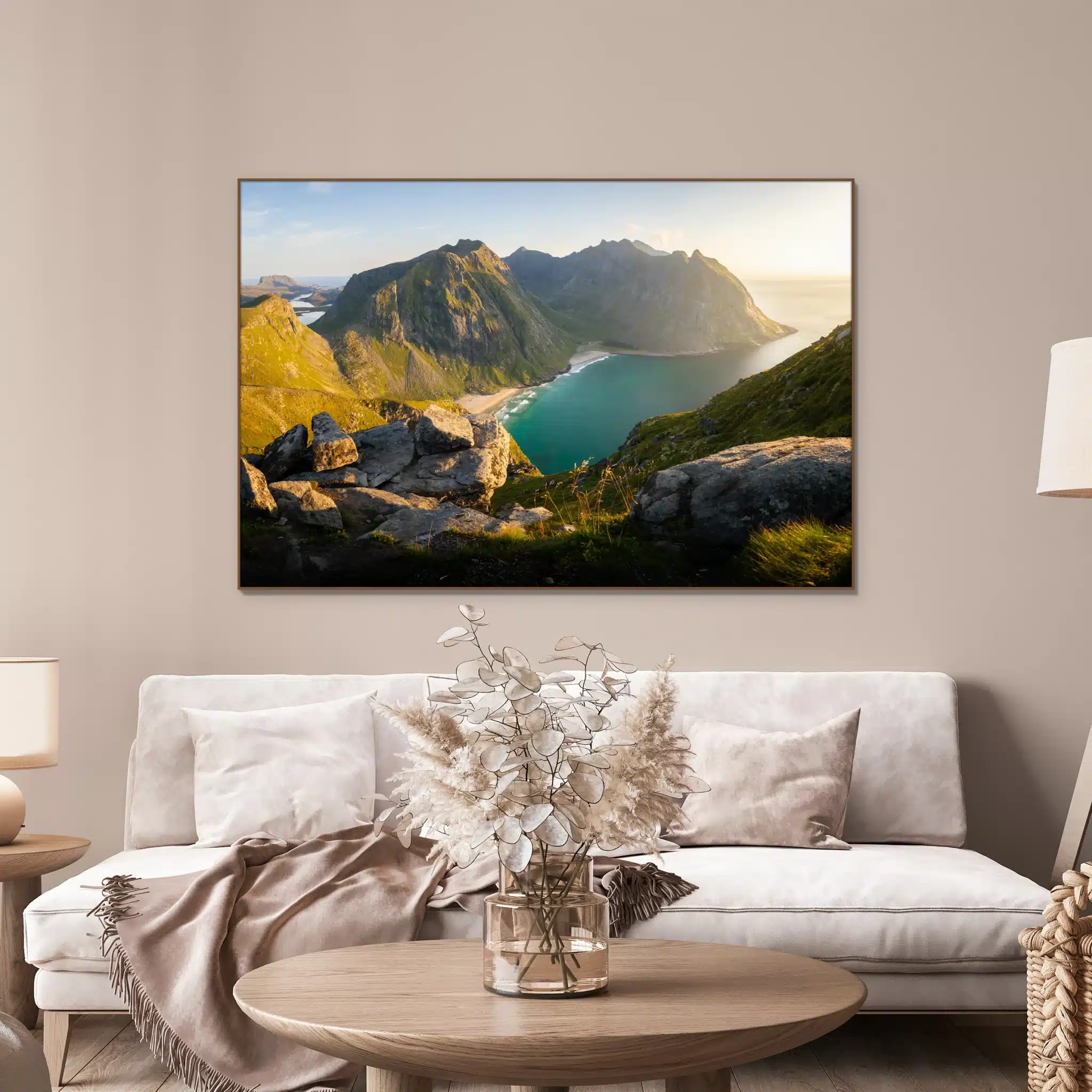 Bergen wanddecoratie met houten frame boven de bank: Beloond met uitzicht over Kvalvika