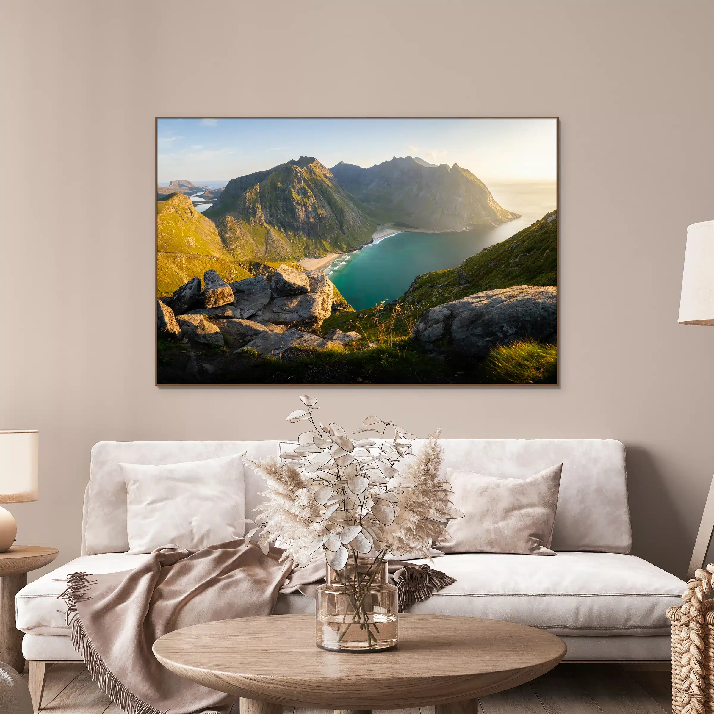 Beloond met uitzicht over Kvalvika als artframe met houten frame aan de muur